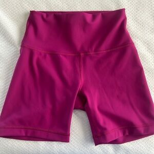 Magenta Lululemon wunder train 4” shorts